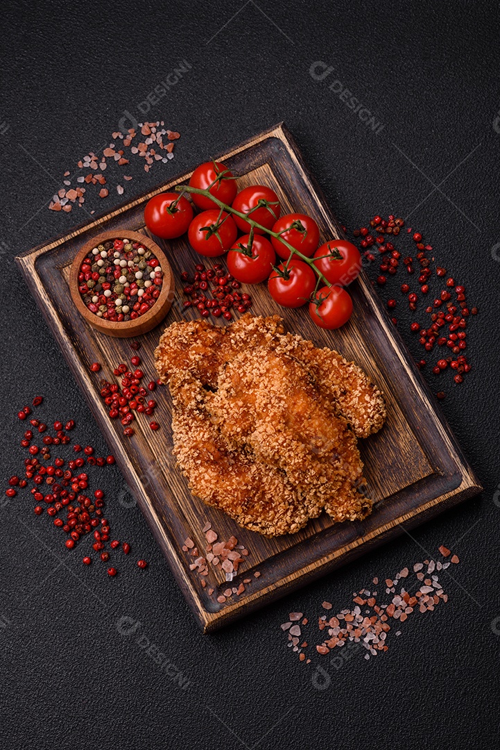 Deliciosa carne de soja com molho de tomate, sal e temperos como substituto da carne para veganos e vegetarianos