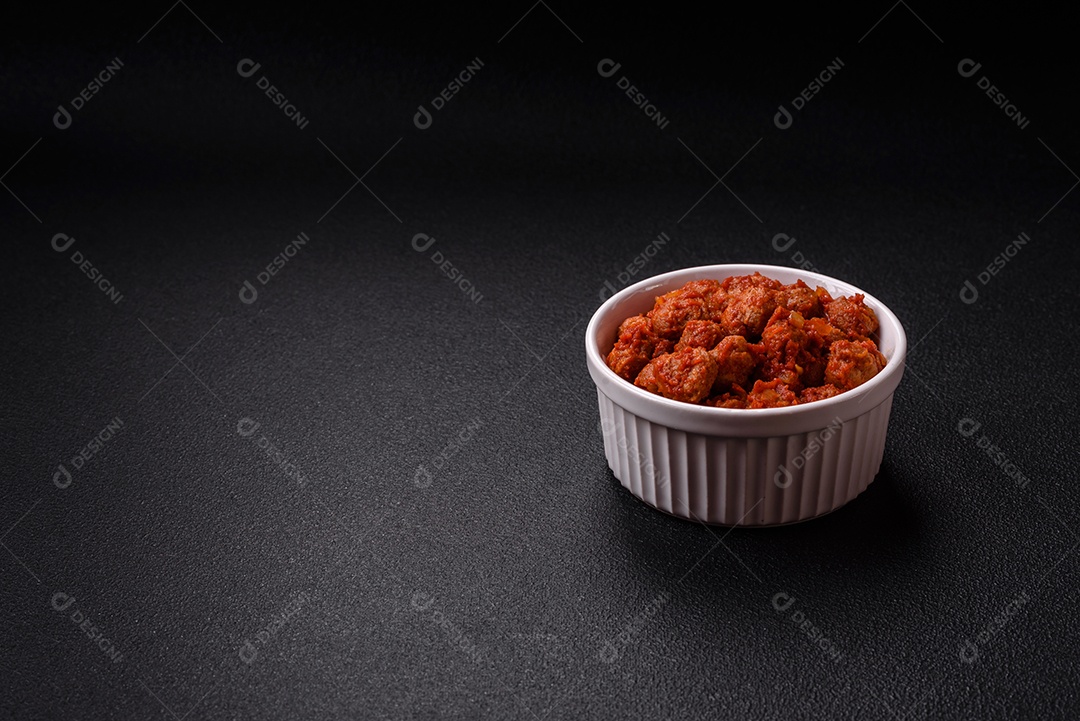 Deliciosa carne de soja com molho de tomate, sal e temperos como substituto da carne para veganos e vegetarianos