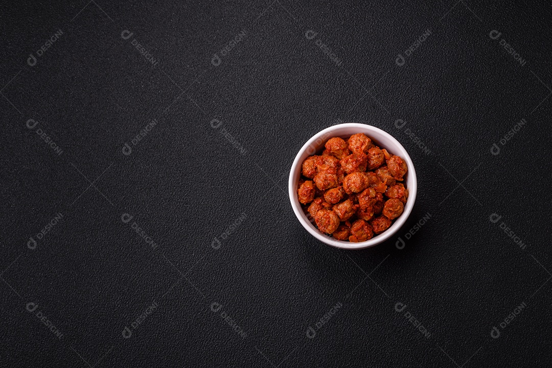 Deliciosa carne de soja com molho de tomate, sal e temperos como substituto da carne para veganos e vegetarianos