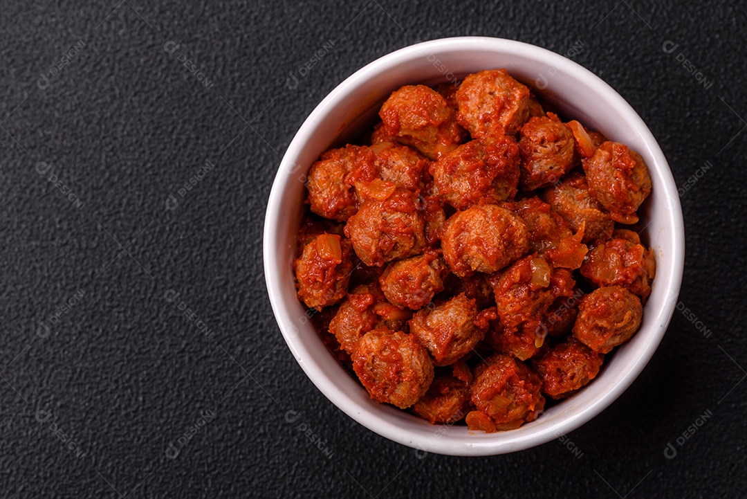 Deliciosa carne de soja com molho de tomate, sal e temperos como substituto da carne para veganos e vegetarianos