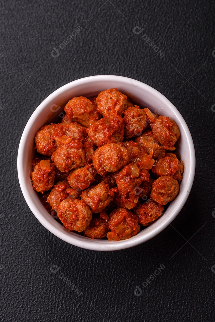 Deliciosa carne de soja com molho de tomate, sal e temperos como substituto da carne para veganos e vegetarianos