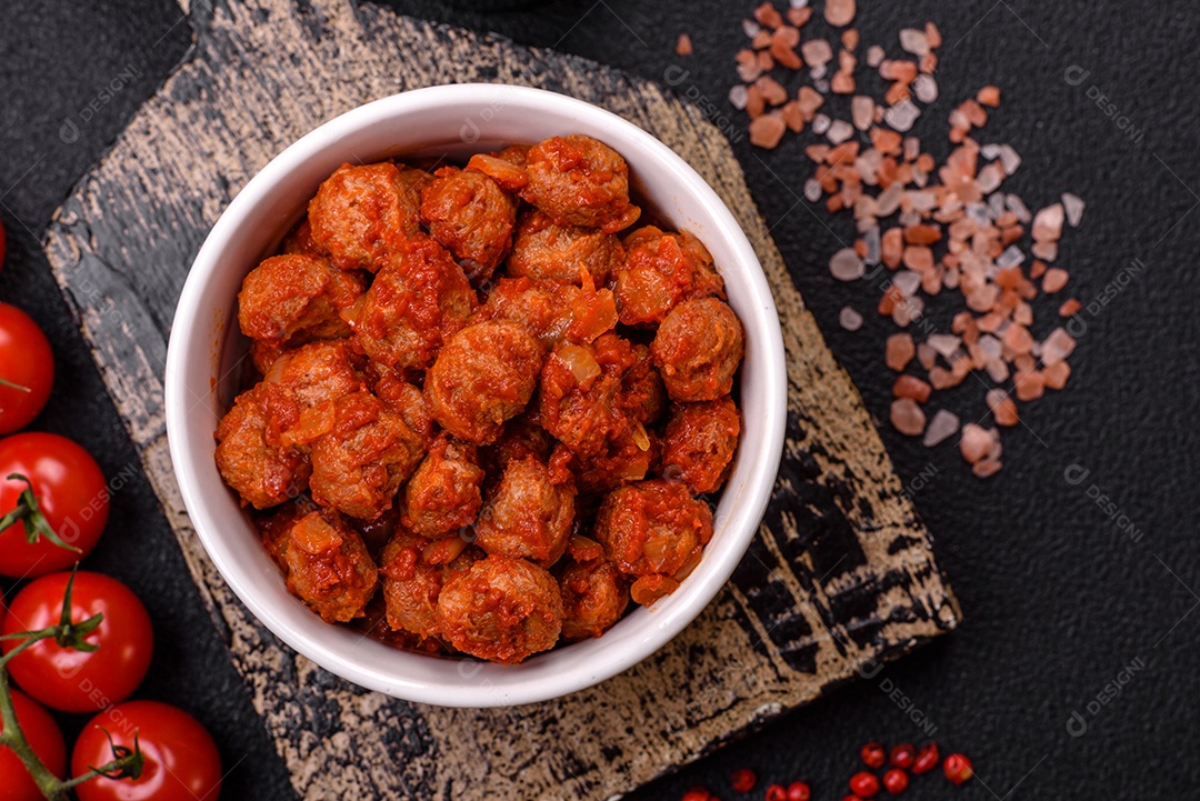 Deliciosa carne de soja com molho de tomate, sal e temperos como substituto da carne para veganos e vegetarianos