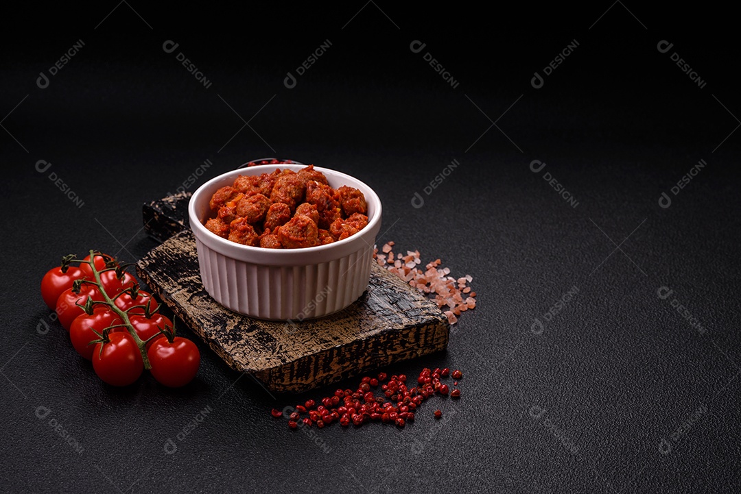 Deliciosa carne de soja com molho de tomate, sal e temperos como substituto da carne para veganos e vegetarianos