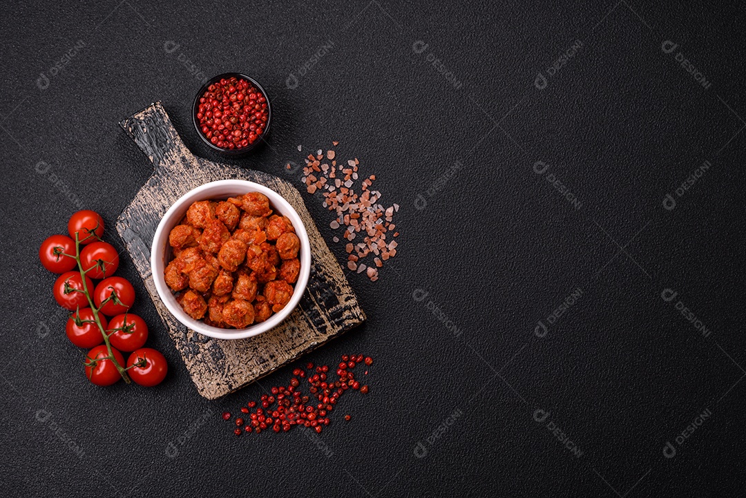 Deliciosa carne de soja com molho de tomate, sal e temperos como substituto da carne para veganos e vegetarianos