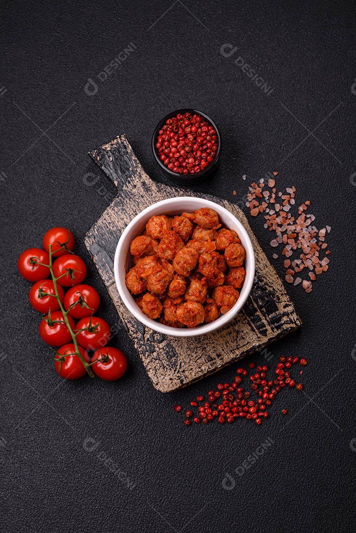 Deliciosa carne de soja com molho de tomate, sal e temperos como substituto da carne para veganos e vegetarianos