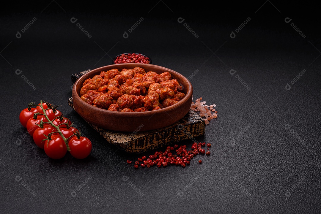 Deliciosa carne de soja com molho de tomate, sal e temperos como substituto da carne para veganos e vegetarianos