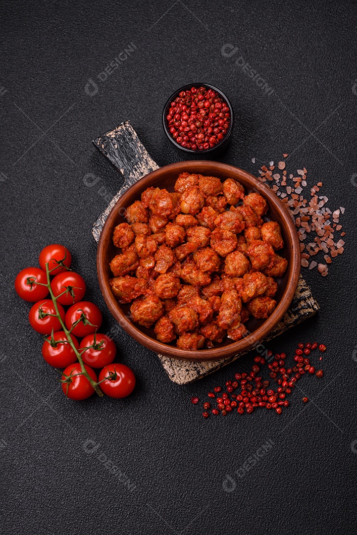 Deliciosa carne de soja com molho de tomate, sal e temperos como substituto da carne para veganos e vegetarianos