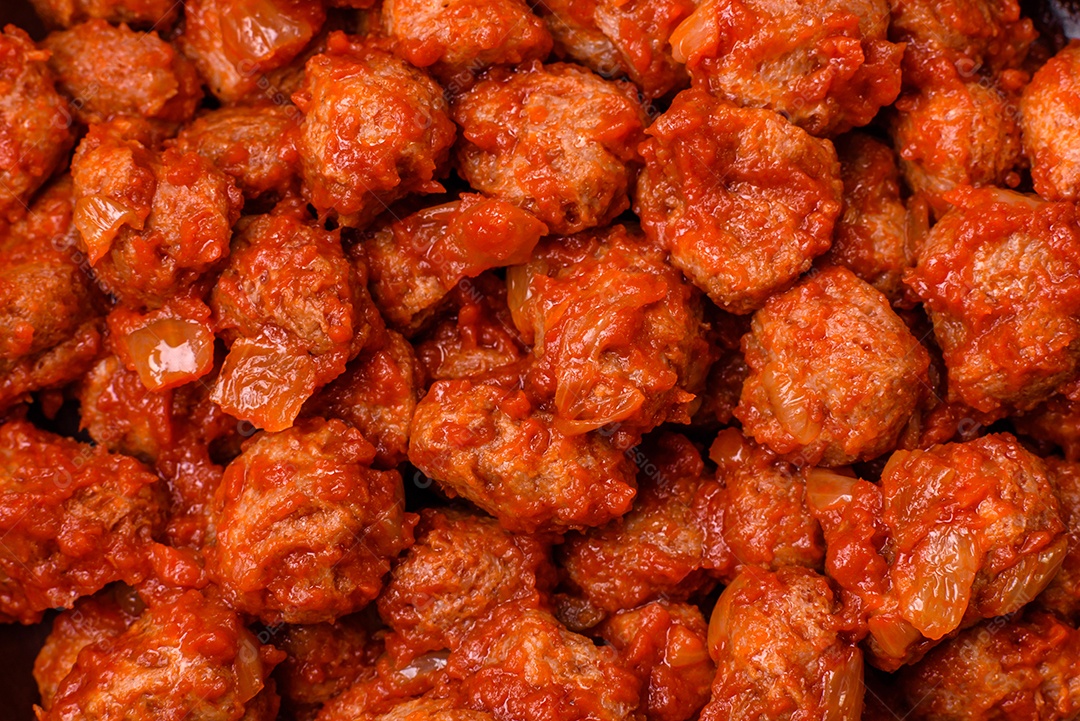 Deliciosa carne de soja com molho de tomate, sal e temperos como substituto da carne para veganos e vegetarianos