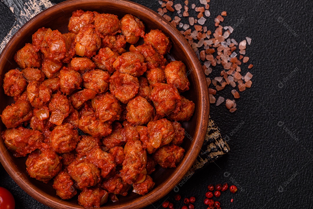 Deliciosa carne de soja com molho de tomate, sal e temperos como substituto da carne para veganos e vegetarianos