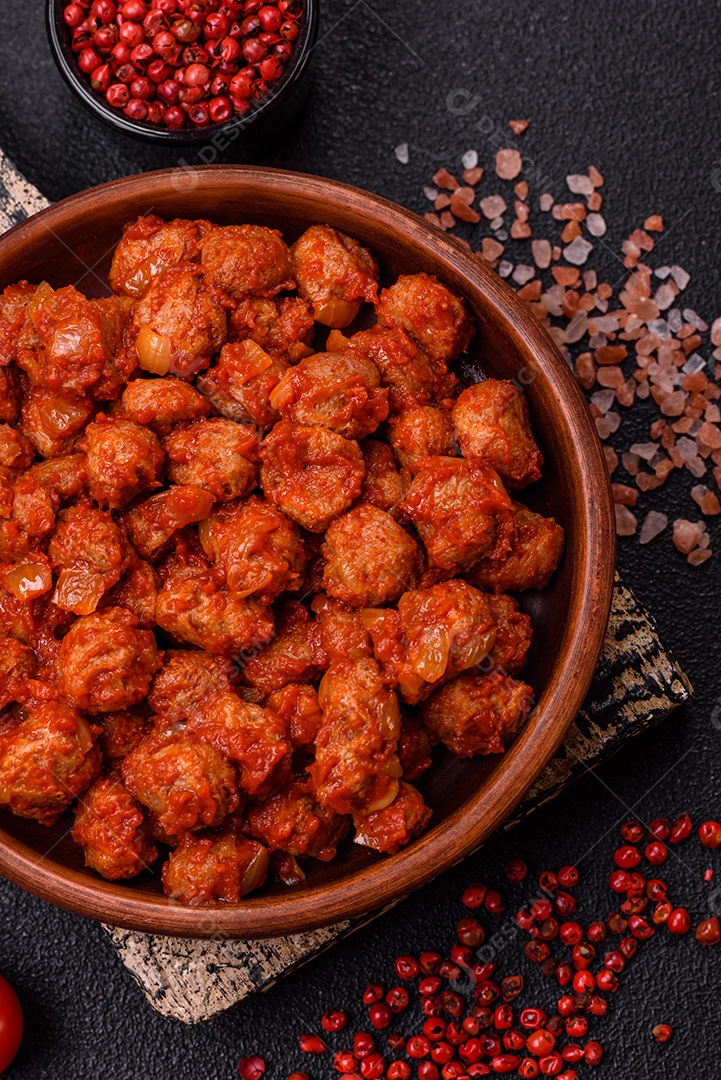 Deliciosa carne de soja com molho de tomate, sal e temperos como substituto da carne para veganos e vegetarianos