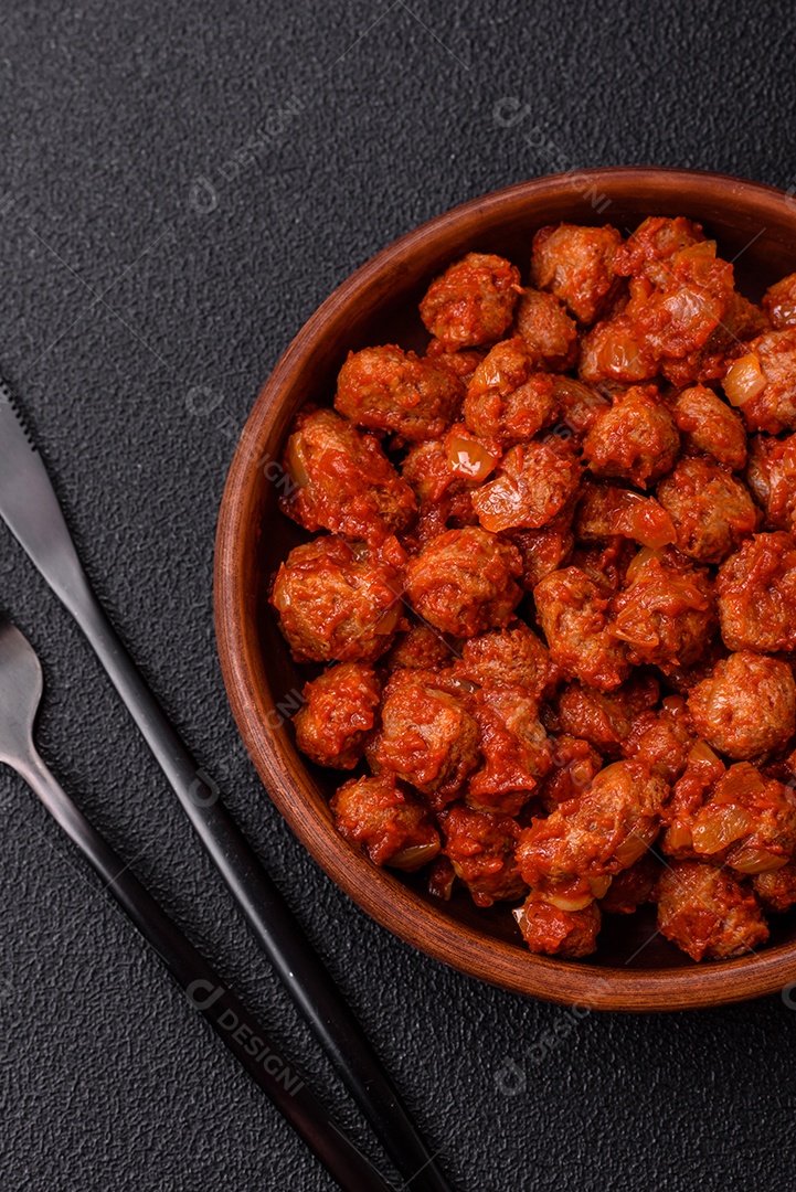 Deliciosa carne de soja com molho de tomate, sal e temperos como substituto da carne para veganos e vegetarianos