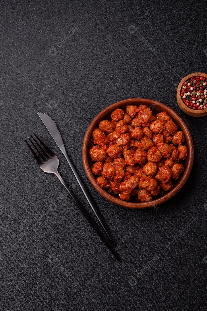 Deliciosa carne de soja com molho de tomate, sal e temperos como substituto da carne para veganos e vegetarianos