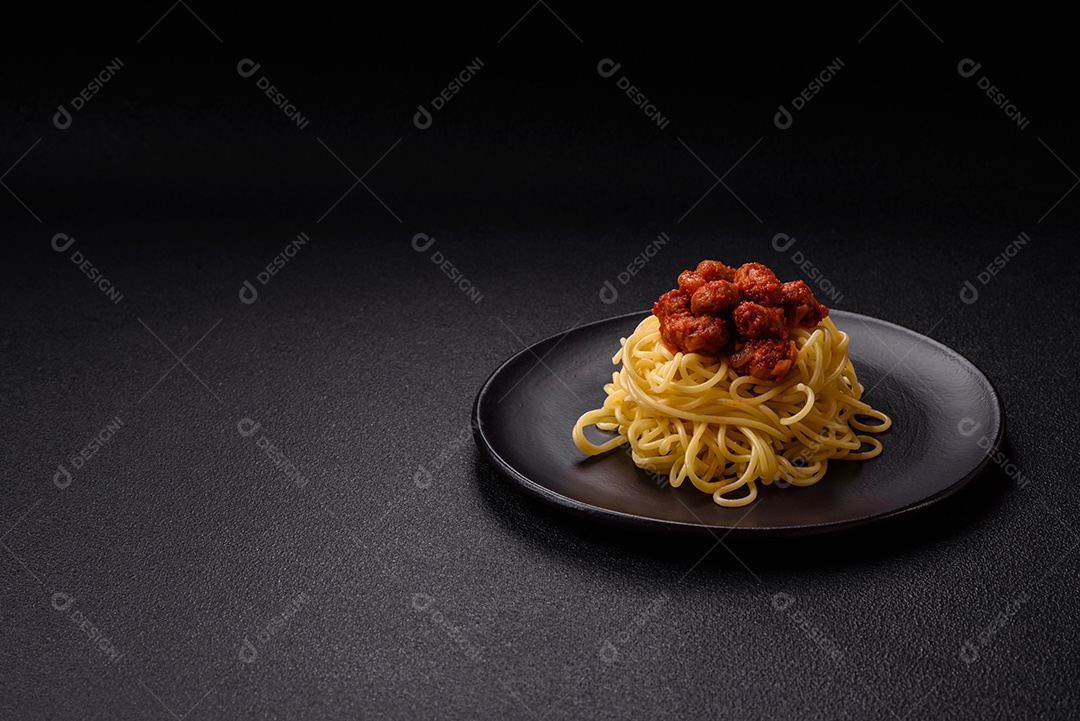Deliciosa pasta de carne de soja com molho de tomate, sal e temperos como substituto de carne para veganos e vegetarianos
