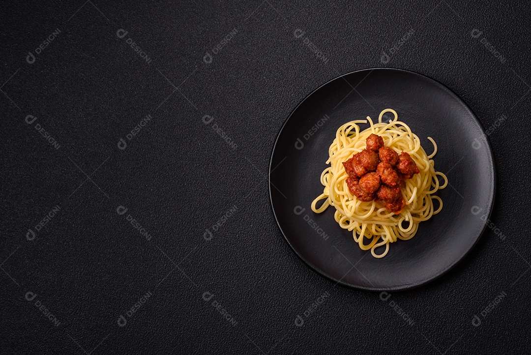 Deliciosa pasta de carne de soja com molho de tomate, sal e temperos como substituto de carne para veganos e vegetarianos