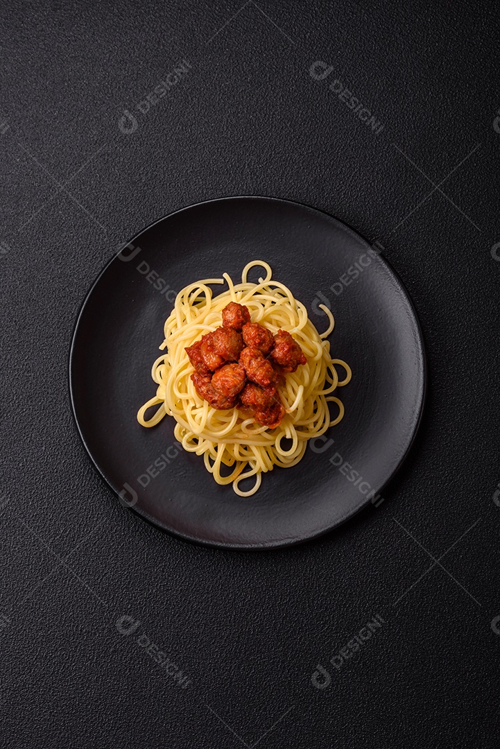 Deliciosa pasta de carne de soja com molho de tomate, sal e temperos como substituto de carne para veganos e vegetarianos