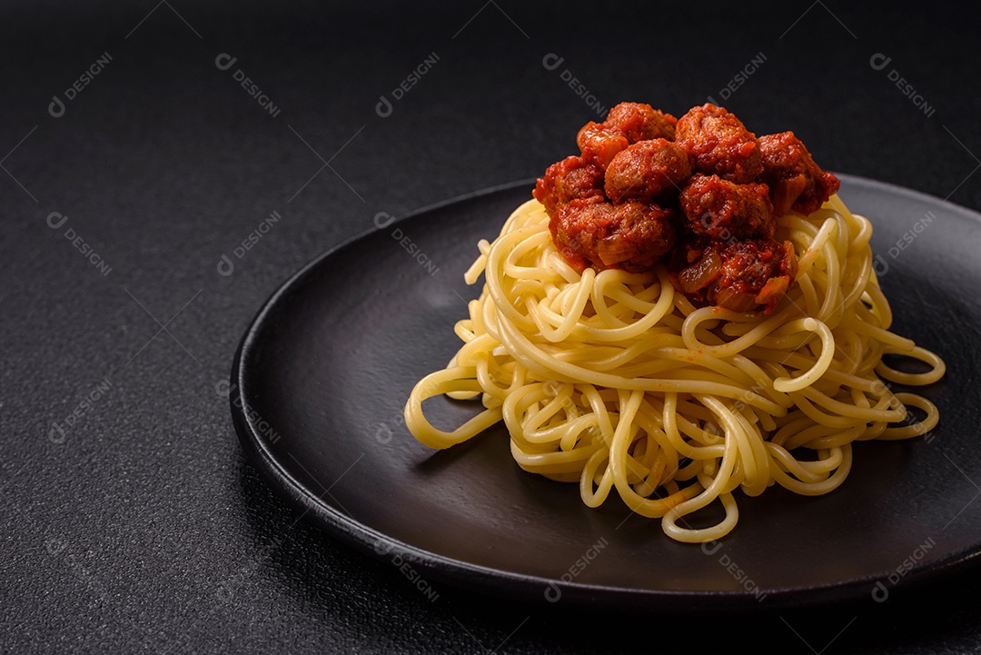 Deliciosa pasta de carne de soja com molho de tomate, sal e temperos como substituto de carne para veganos e vegetarianos