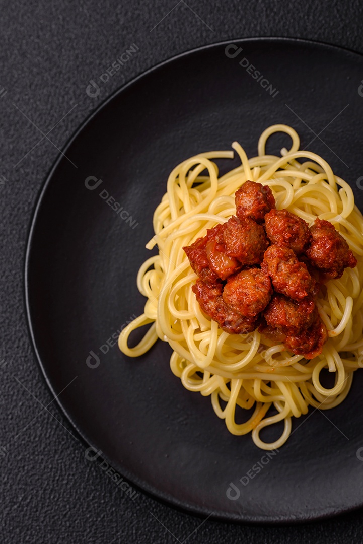 Deliciosa pasta de carne de soja com molho de tomate, sal e temperos como substituto de carne para veganos e vegetarianos