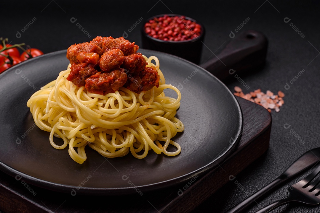 Deliciosa pasta de carne de soja com molho de tomate, sal e temperos como substituto de carne para veganos e vegetarianos