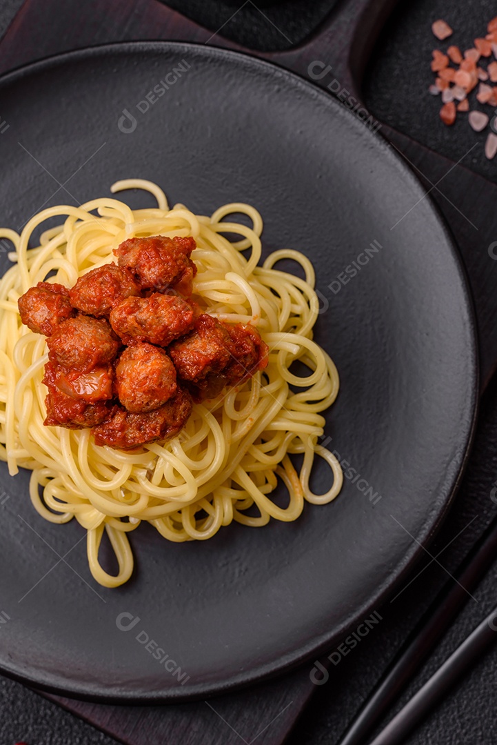 Deliciosa pasta de carne de soja com molho de tomate, sal e temperos como substituto de carne para veganos e vegetarianos