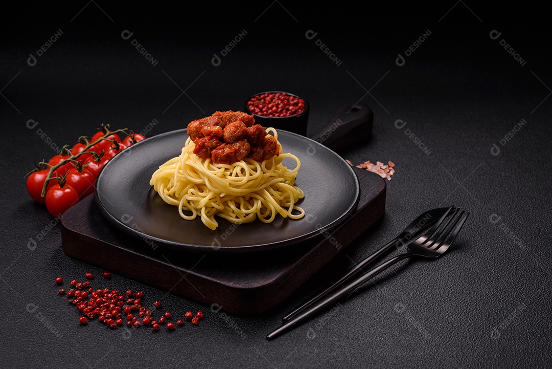 Deliciosa pasta de carne de soja com molho de tomate, sal e temperos como substituto de carne para veganos e vegetarianos