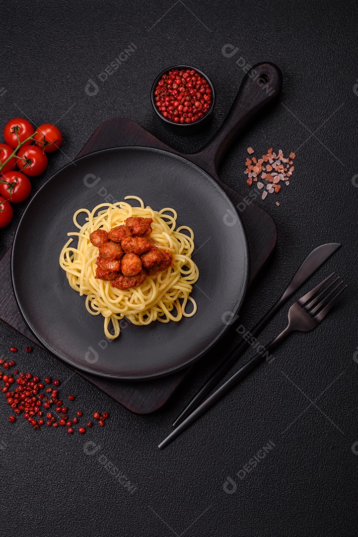 Deliciosa pasta de carne de soja com molho de tomate, sal e temperos como substituto de carne para veganos e vegetarianos
