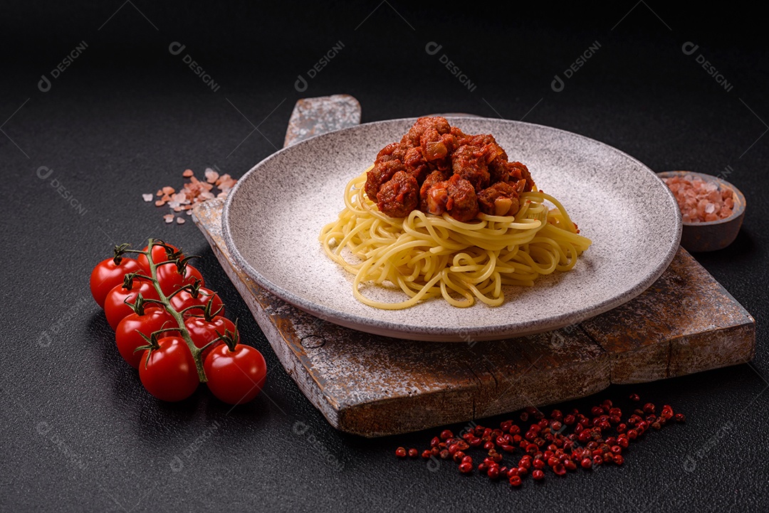 Deliciosa pasta de carne de soja com molho de tomate, sal e temperos como substituto de carne para veganos e vegetarianos