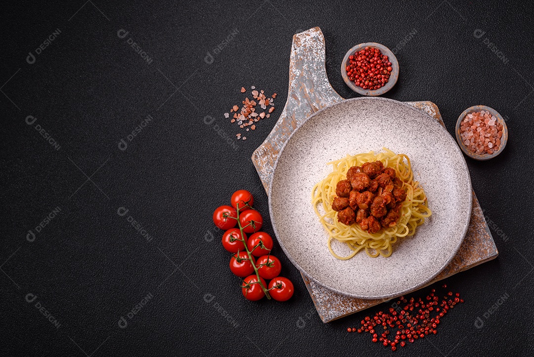 Deliciosa pasta de carne de soja com molho de tomate, sal e temperos como substituto de carne para veganos e vegetarianos