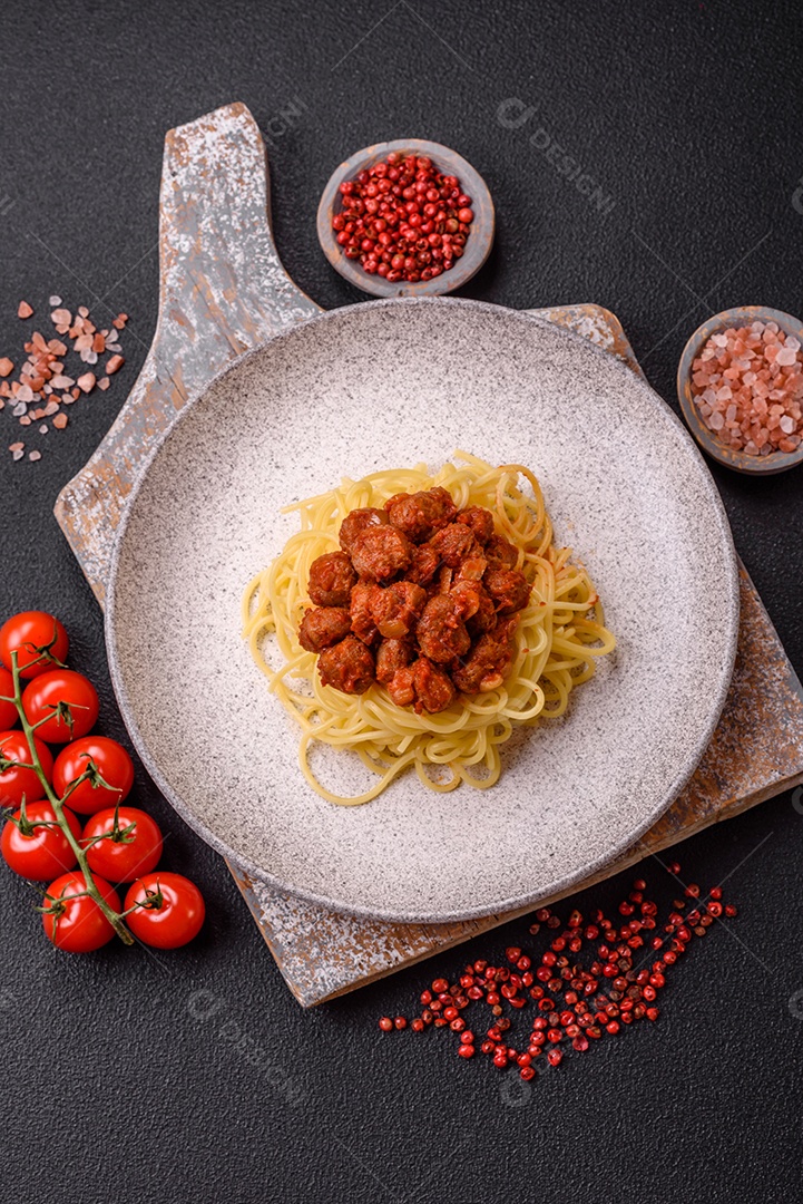 Deliciosa pasta de carne de soja com molho de tomate, sal e temperos como substituto de carne para veganos e vegetarianos