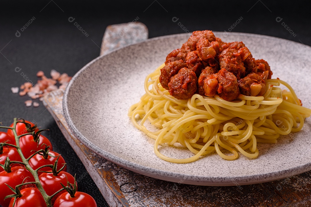 Deliciosa pasta de carne de soja com molho de tomate, sal e temperos como substituto de carne para veganos e vegetarianos