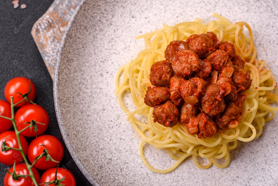 Deliciosa pasta de carne de soja com molho de tomate, sal e temperos como substituto de carne para veganos e vegetarianos