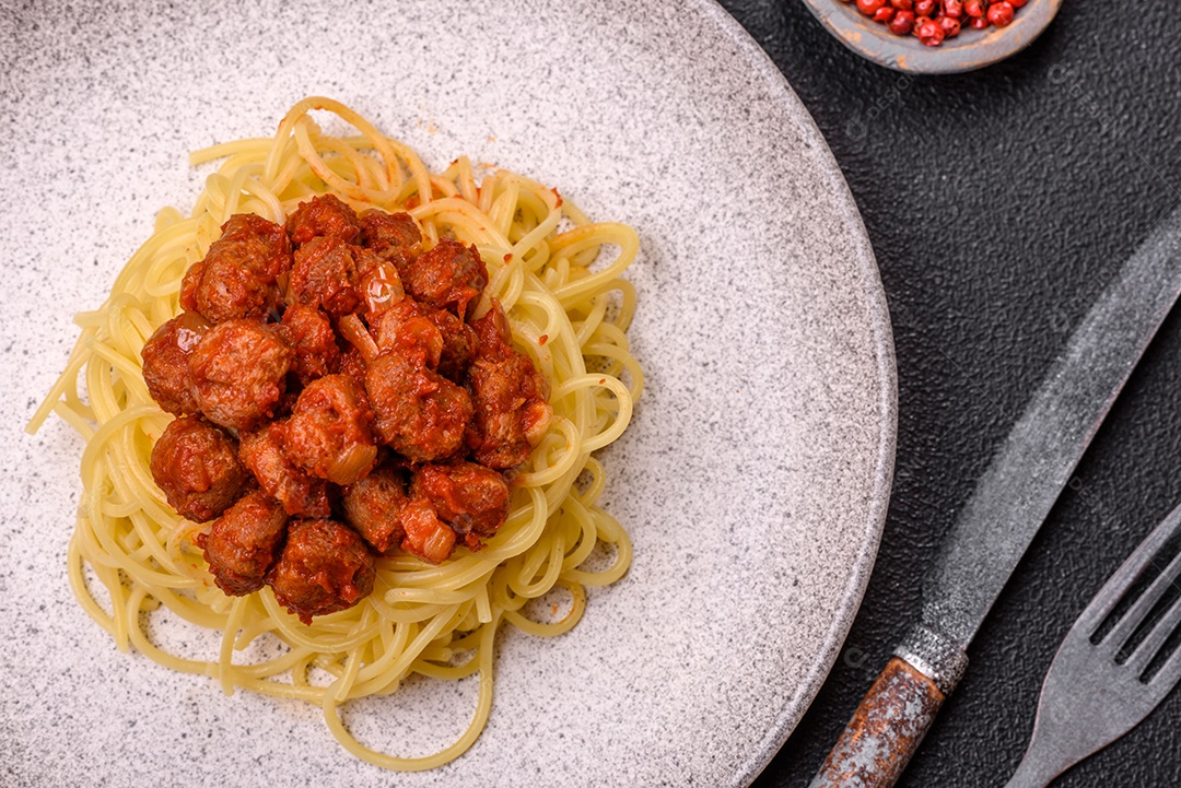 Deliciosa pasta de carne de soja com molho de tomate, sal e temperos como substituto de carne para veganos e vegetarianos