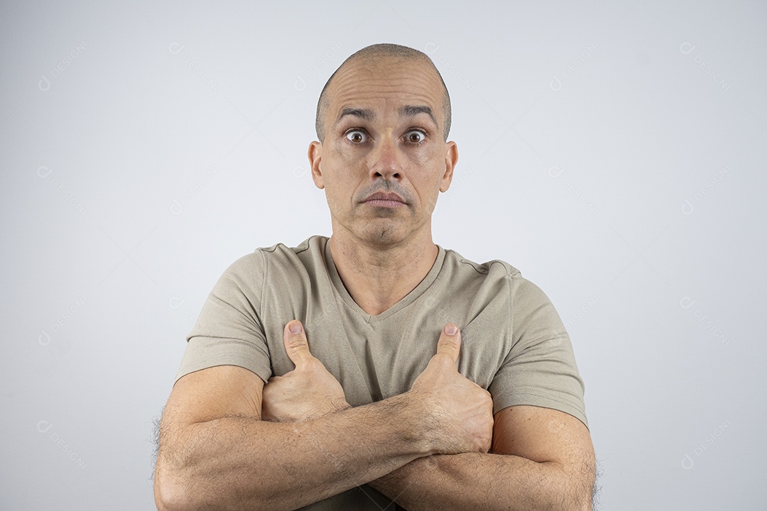 Homem de braços cruzados surpreso