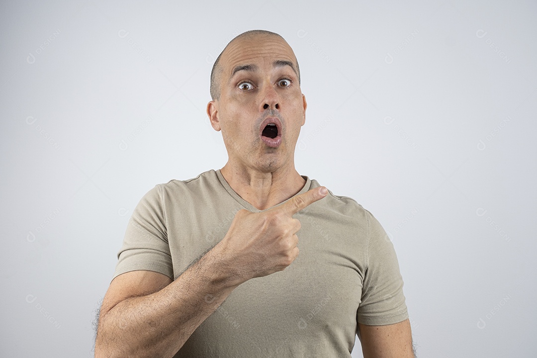 Homem forte apontando para o lado surpreso