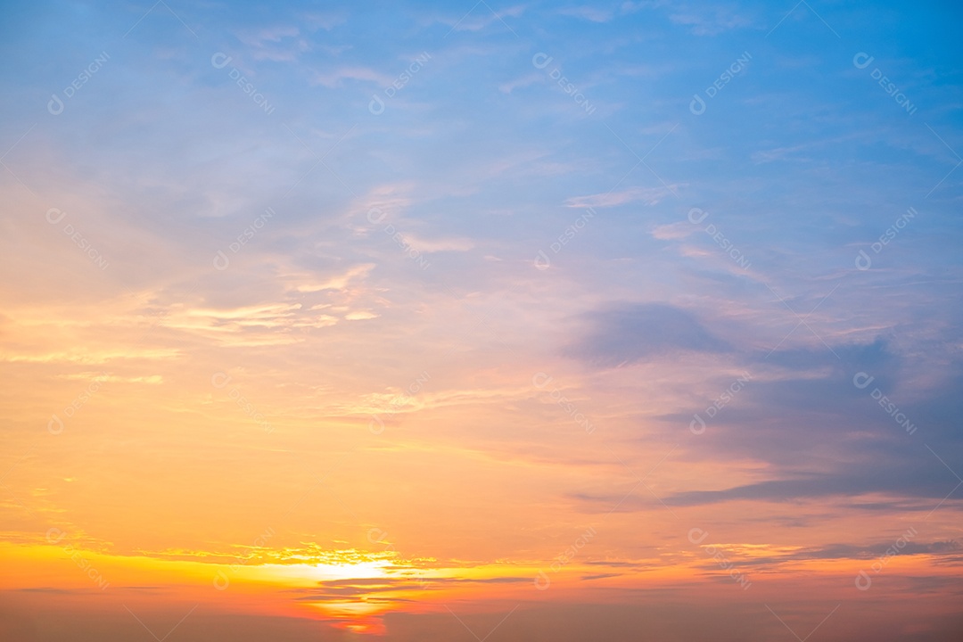 Céu maravilhoso com fundo de sol