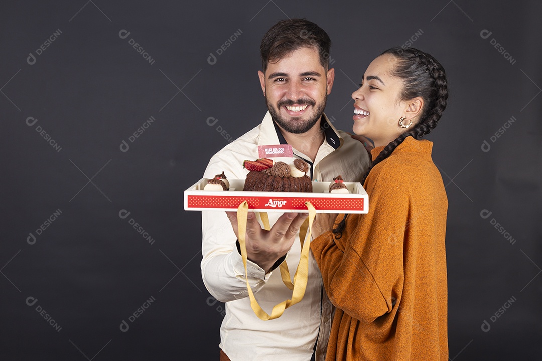 Casal feliz fotografando para comemoração dia dos namorados