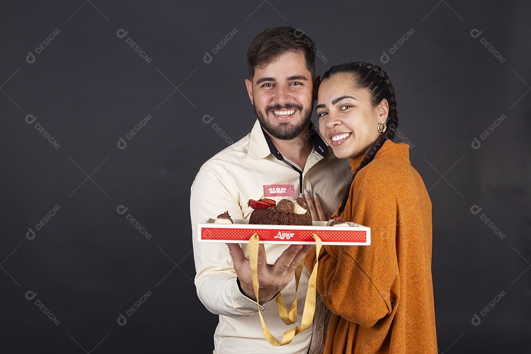 Casal feliz comemorando dia dos namorados sobree fundo escuro