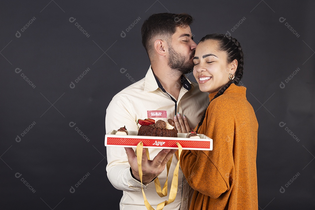 Casal feliz comemorando dia dos namorados