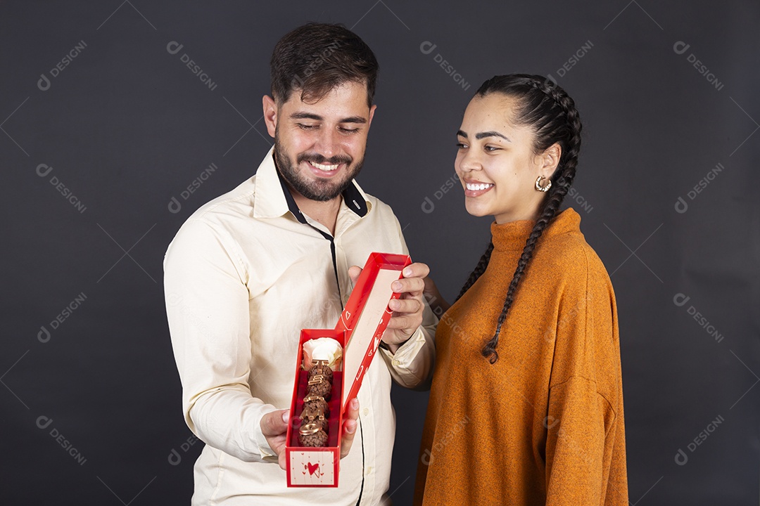 Homem feliz com presente doce que sua mulher lhe deu