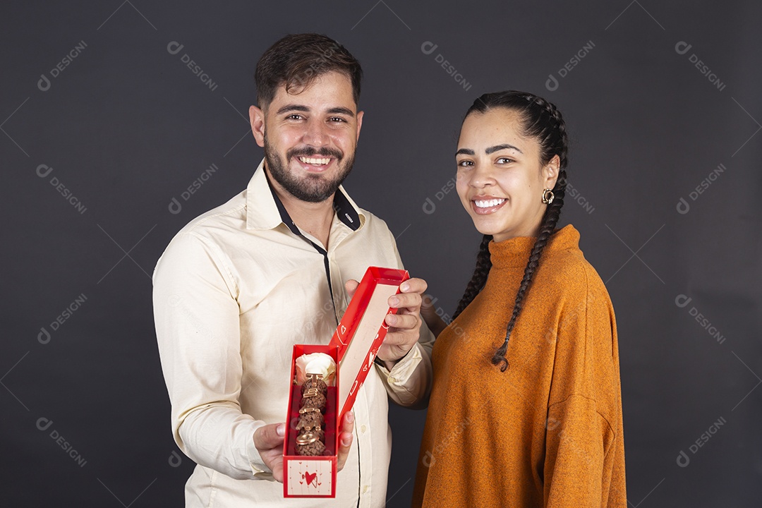 Homem feliz com presente doce que sua mulher lhe deu