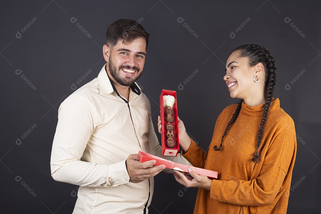 Mulher feliz com presente que seu par lhe deu