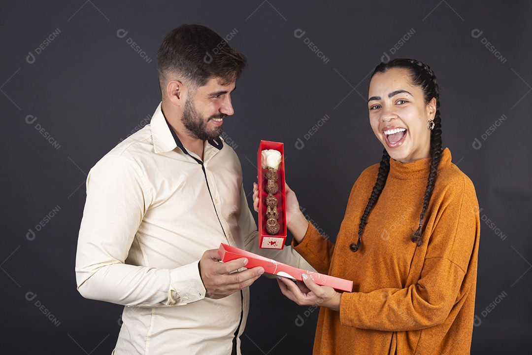 Homem presenteando sua amada com surpresa