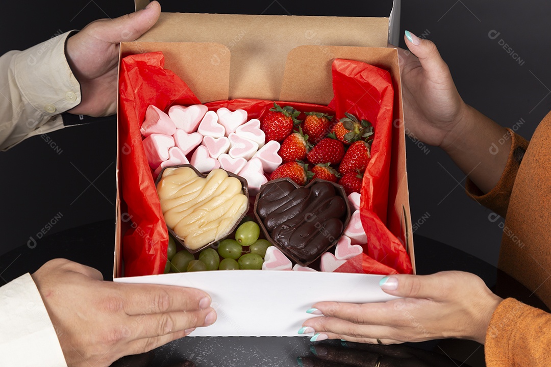 Caixa de doce com frutas para presente de dia dos namorados