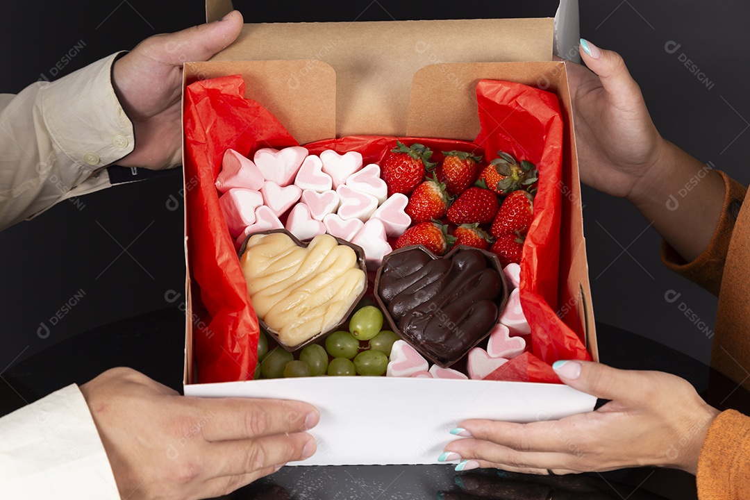 Caixa de doce com frutas para presente de dia dos namorados