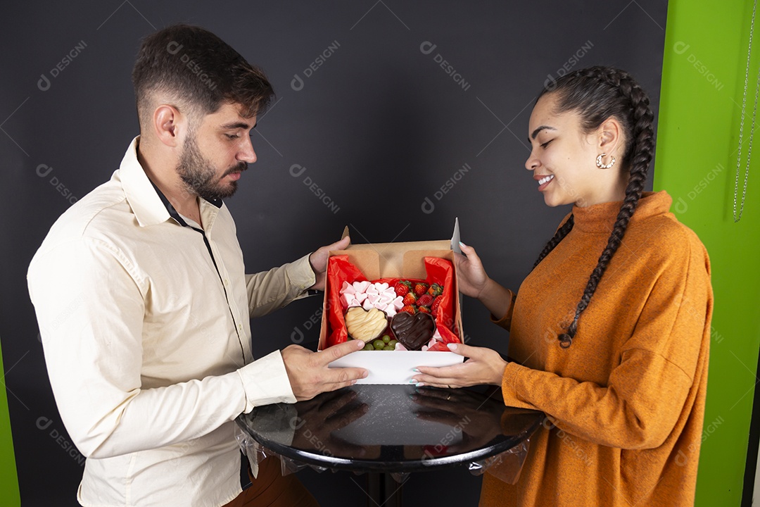 Dia dos namorados casal comemorando