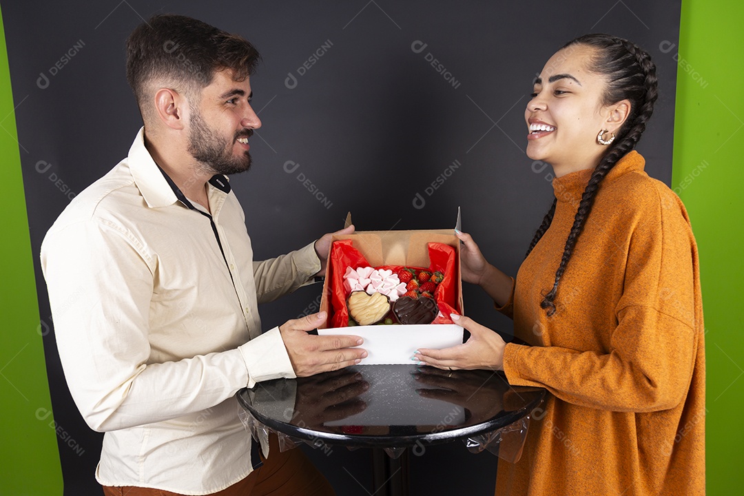 Dia dos namorado casal comemorando