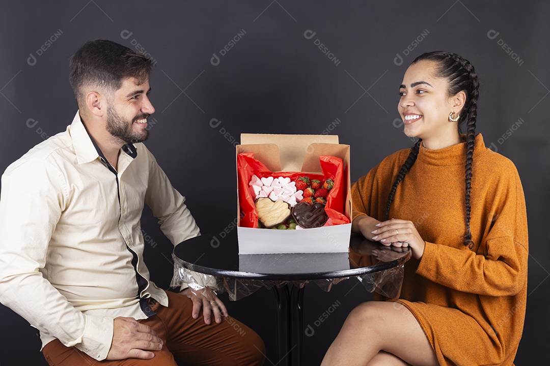 Dia dos namorados casal comemorando