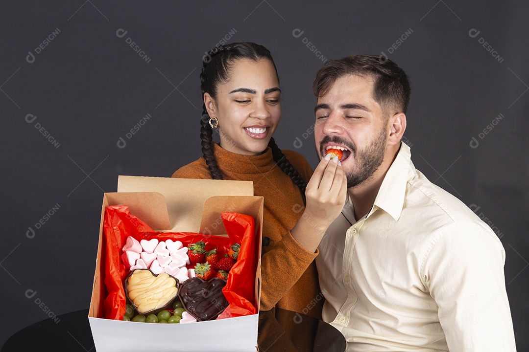 Lindo casal com cesta de doces para comemorar dia dos namorados