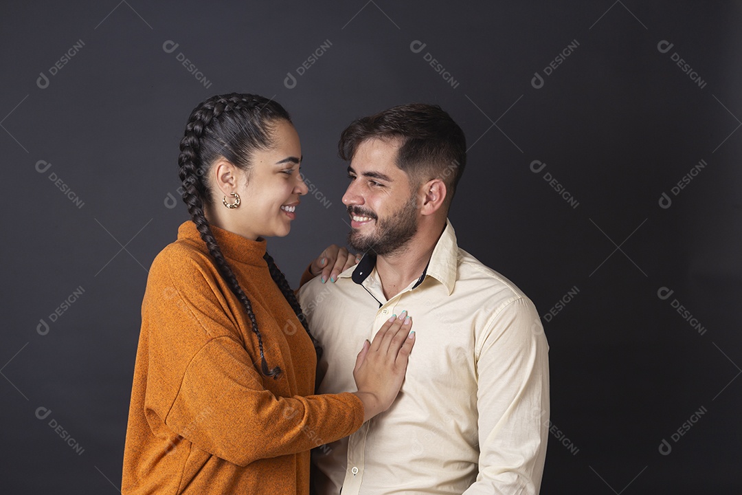 Casal lindo registrando momento de dias dos namorados
