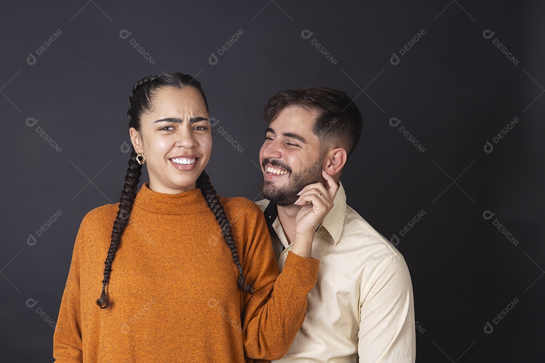 Lindo casal sorridentes em fundo preto