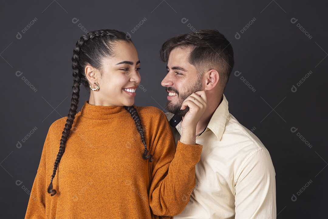 Lindo casal sorridentes em fundo preto